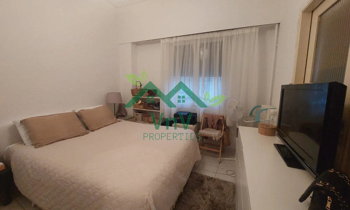 Βύρωνας - Πωλείται φωτεινό υπερυψωμένο ισόγειο 55τμ με μικρή αυλίτσα.