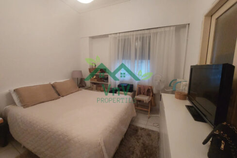 Βύρωνας - Πωλείται φωτεινό υπερυψωμένο ισόγειο 55τμ με μικρή αυλίτσα.