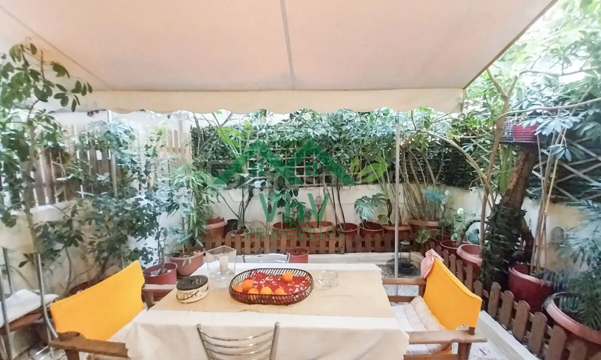Πωλείται μοναδικό διαμέρισμα 58τ.μ. στα Εξάρχεια  προσφέροντας την αίσθηση μίας μικρής μονοκατοικίας στο κέντρο της πόλης.